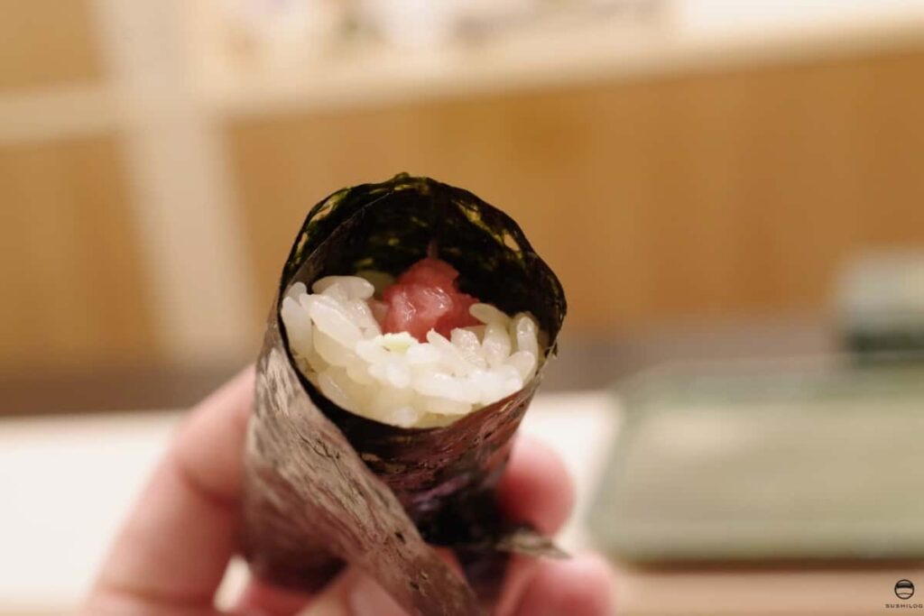 鮪中トロの手巻き