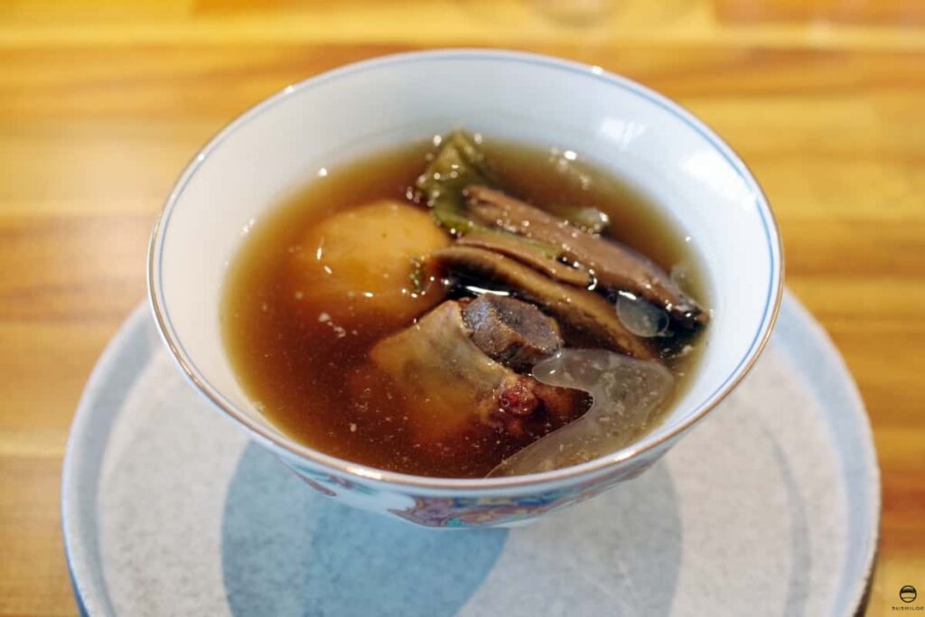 骨つき豚バラ肉のネームとアカヤマドリタケのスープ