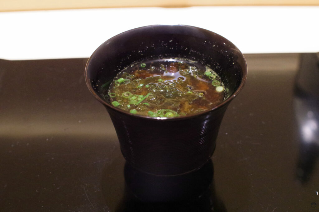 椀:アオサ海苔の赤出汁