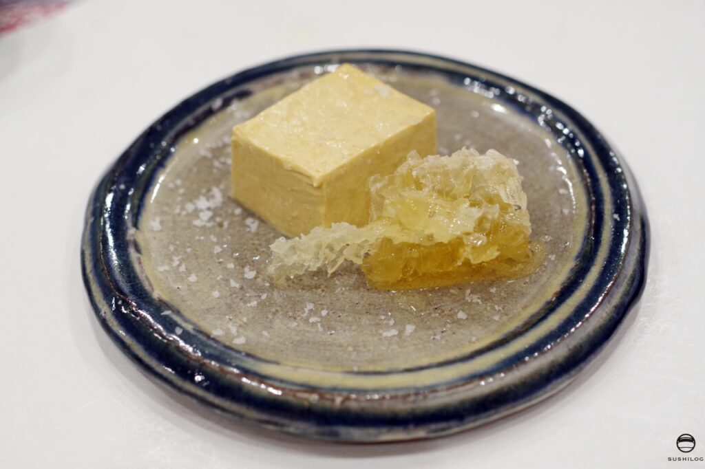 鮑の肝ソースのブリュレと巣蜜